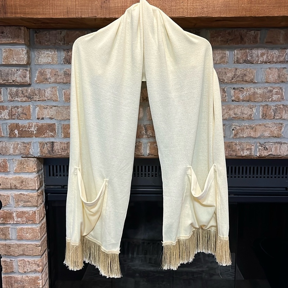 Pocketed scarf with golden trim